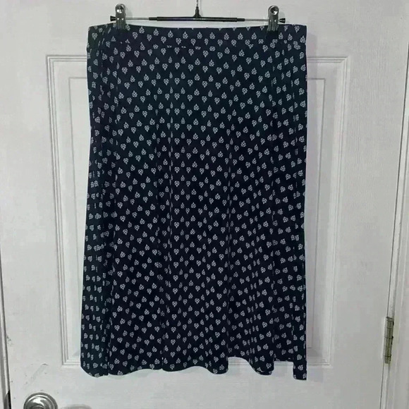 Gilli flowy navy and white patterned skirt. Size XXL. Like new. - Picture 1 of 5